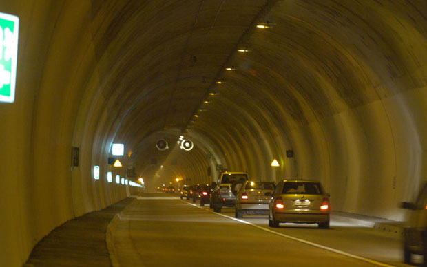 Тешко повређен радник у пожару који је избио у тунелу Созина