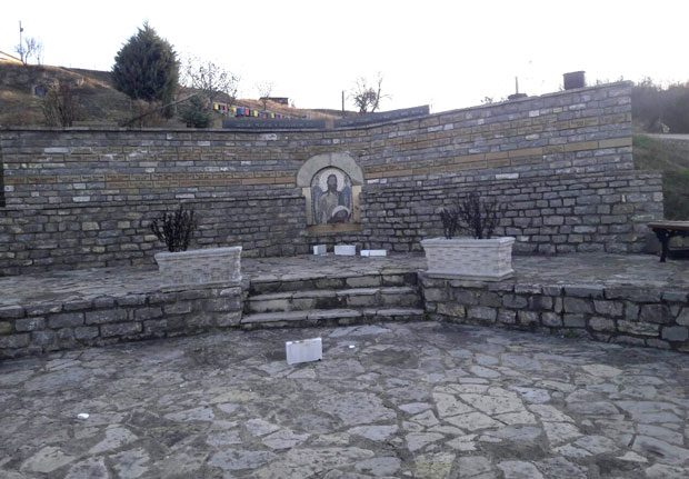 СМЕТАЈУ ИМ И КРСТ И ЗАСТАВА: Оскрнављен споменик отетима у Великој Хочи