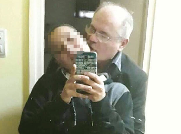 Бившем заменику градоначелника Бора за пољубац са малолетницом две године условно?