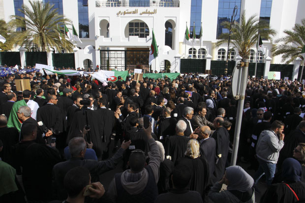 ПРЕДСЕДНИК УПОЗОРАВА ДЕМОНСТРАНТЕ: Протести против одлуке да се пети пут кандидујем могли би да склизну у хаос