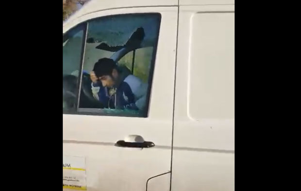 КОМИЧАН ПОКУШАЈ КРАЂЕ: Украо комби и заспао, а кад су га ухватили запевао песму Халида Бешлића (ВИДЕО)