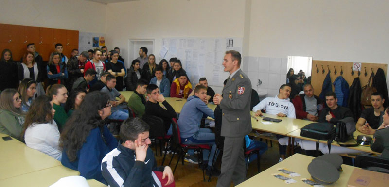 ПРОМОЦИЈА ШКОЛА: Представили предности војног образовања