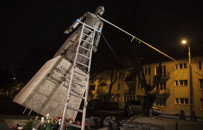 Оборили споменик свештенику и ставили дечије гаћице преко њега