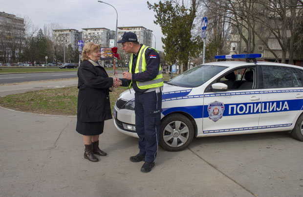 Полицајци припадницама лепшег пола честитали 8. март: Мислила сам да је редовна контрола (ФОТО)