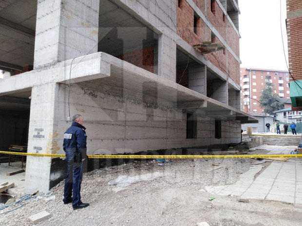 НЕСРЕЋА У КОСОВСКОЈ МИТРОВИЦИ: Са скеле пао на девојку (ФОТО + ВИДЕО)