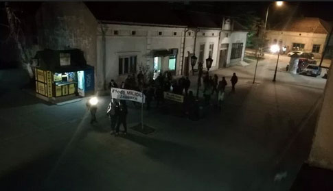 СКАНДАЛ У ЖАГУБИЦИ: Демонстранти напали новинара и камермана РТВ Хомоље док су извештавали (ВИДЕО)