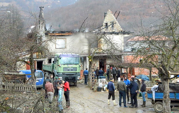 ПОЖАР ПРОГУТАО ЗАЈЕДНИЧКУ КУЋУ ДВА БРАТА: Без дома остало 11 Ђекића