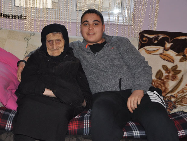 Бака Љубица (105) воли Мила и кока-колу