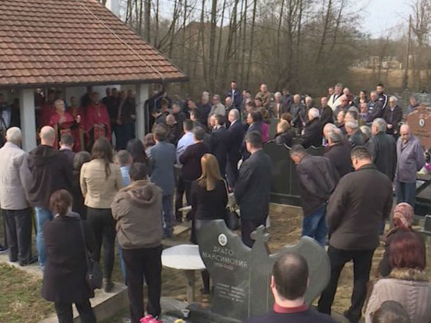 ЗЛОЧИНЦИ И ДАЉЕ НА СЛОБОДИ: У Грбавици код Брчког обележено 26 година од масакра над 13 бораца ВРС (ФОТО)