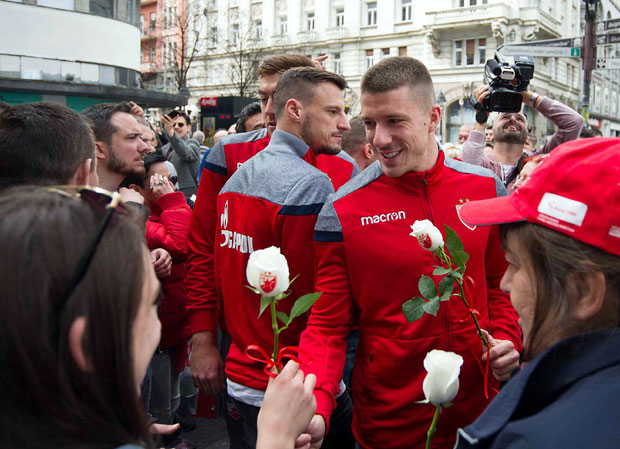 Звездаши у Кнезу частили за рођендан и честитали 8. март