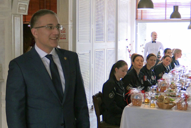 Стефановић са припадницама Полиције бригаде