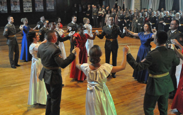 ОФИЦИРСКИ БАЛ У КРАЉЕВУ: Поштују и чувају традицију