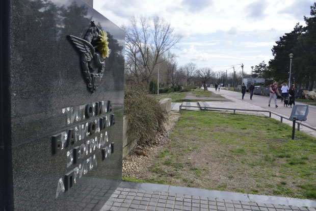 ОСКРНАВЉЕН МОНУМЕНТ НА ДУНАВСКОМ КЕЈУ: Украли слова са споменика браниоцима