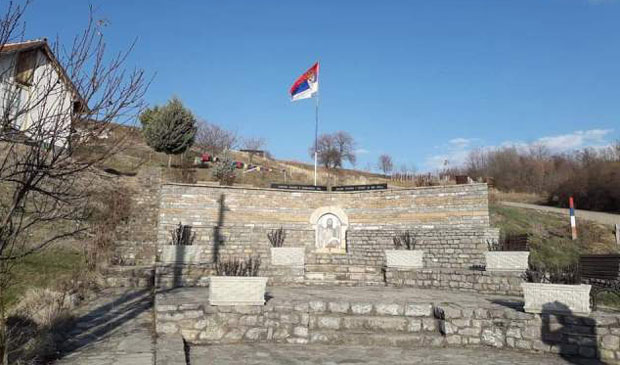 Велика Хоча: Враћен јарбол са српском заставом на споменик киднапованих и убијених Срба 