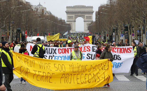 (ФОТО) ЖУТИ ПРСЛУЦИ НЕ ПОСУСТАЈУ, ОПЕТ ХАОС У ПАРИЗУ: Сукоб полиције и демонстраната, испаљен сузавац 