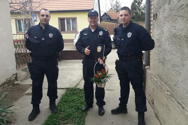 ЛЕП ГЕСТ ПОЛИЦАЈАЦА ИЗ ВРБАСА: Цвеће за најстарију суграђанку