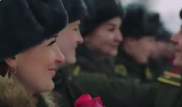 РУСКИЊЕ У УНИФОРМИ СПРЕМНЕ НА СВЕ ИЗАЗОВЕ: Јесу даме и јесу неодољиве, али с њима се не би ваљало качити