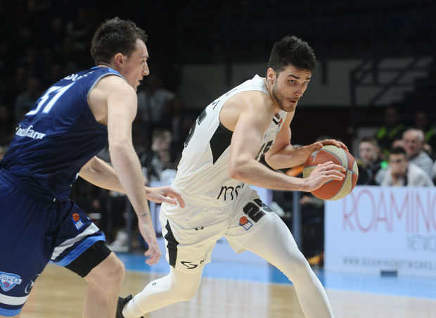 ПАРТИЗАН НЕ ОДУСТАЈЕ ОД ТРЕЋЕГ МЕСТА: Црно-бели се се мучили, али сломили Игокеу