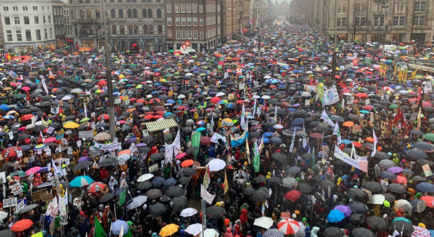 Хиљаде људи на маршу за климу у Амстердаму