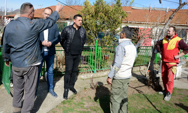 НОВИ НАПАД АЛБАНАЦА НА СРБЕ: Каменицама на комби, међу путницима и деца