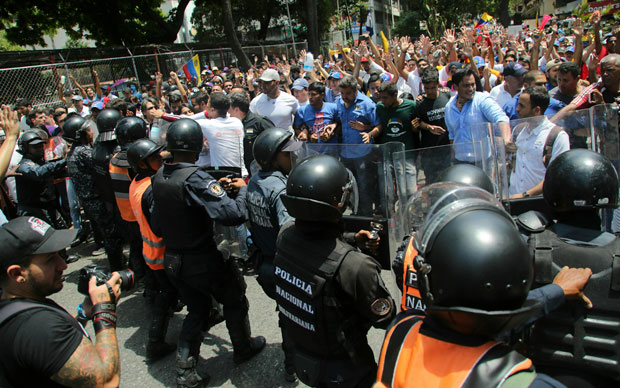 ЕКОНОМСКА И ПОЛИТИЧКА КРИЗА У ВЕНЕЦУЕЛИ: Струја се постепено враћа, несташица хране и лекова
