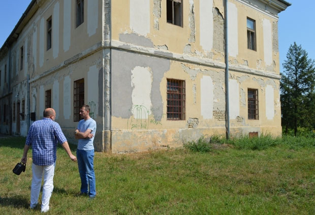 Траже обнову каштела у Риђици