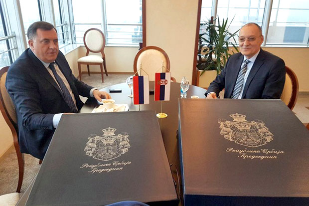 Вучић послао поклон Додику за рођендан 