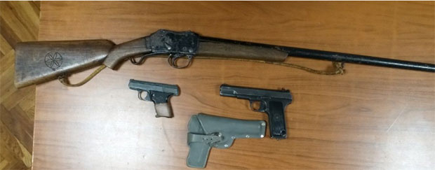 АКЦИЈА ПОЛИЦИЈЕ У БИЈЕЛОМ ПОЉУ: Одузети пушка и два пиштоља