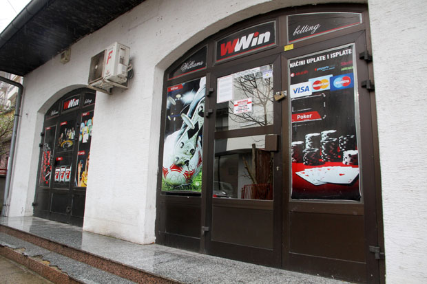 БУРА ПРЕД СЕДНИЦУ: Кладионице закључале пословнице!