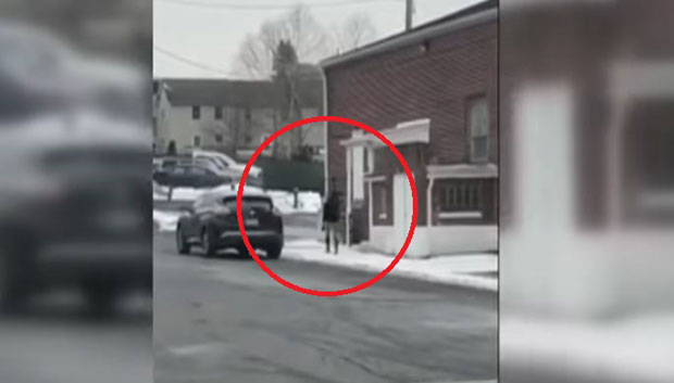 МОРТУС ПИЈАНА ВОЗИЛА ЂАКЕ: Рекла деци да “одј***”, оставила их у аутобусу и отишла (ВИДЕО)