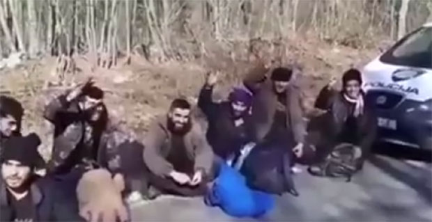 Полицајци натерали мигранте да узвикују Динамо Загреб (ВИДЕО)