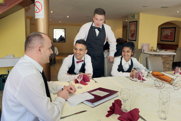 ПЕКУ ЗАНАТ У ГРАНДУ: Оцењују ђаке за кафанским столом