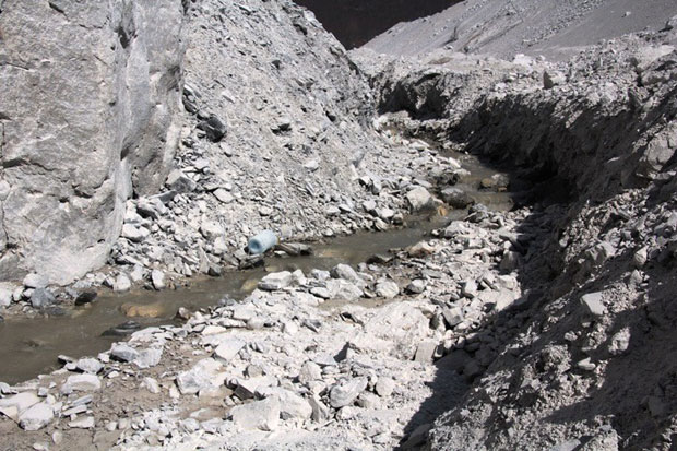 Отпадом затрпавају обале Таре