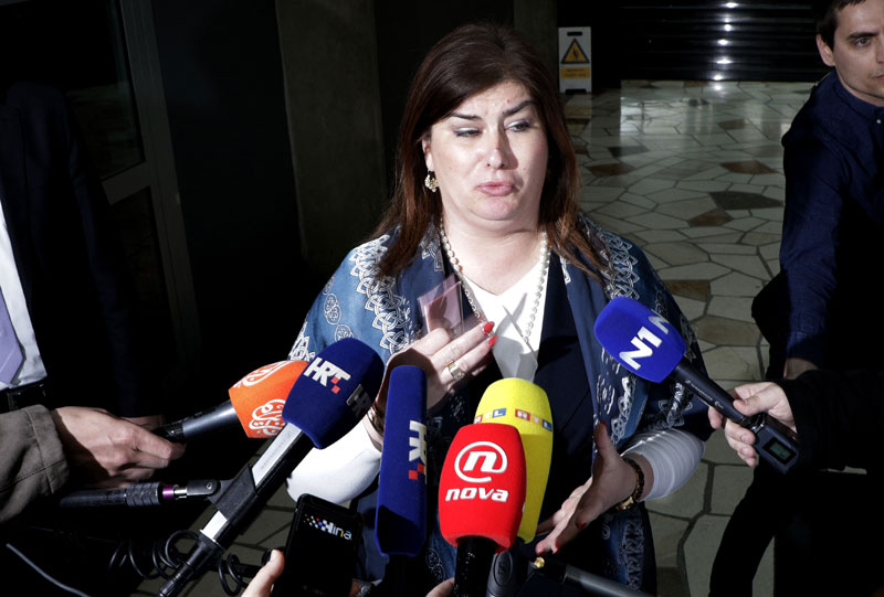 ТРИ ГОДИНЕ ВОЗИЛА СА НЕВАЖЕЋОМ ДОЗВОЛОМ: Хрватска министарка колима ударила девојчицу, па јој поклонила круну
