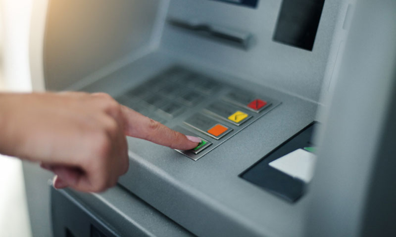 ЉУБАЗНИ ЛОПОВ: Опљачкао жену, па јој вратио новац када је видео износ на њеном банковном рачуну (ВИДЕО)