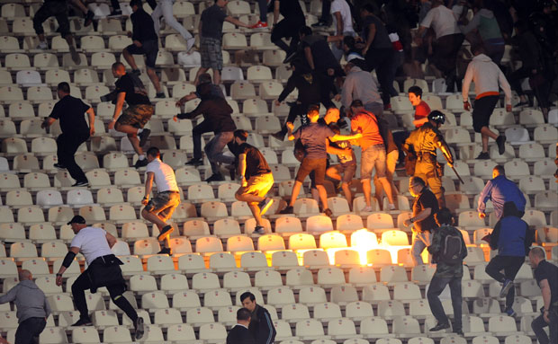 ЗБОГ ГРАФИТА ЗАВРШИО У КОНТЕЈНЕРУ! Брутални напад делија на малолетног гробара 