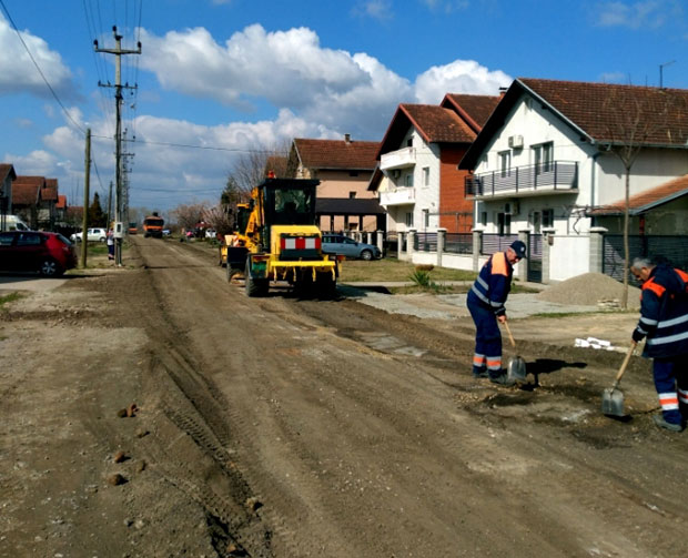РАДОВИ У НОВОМ САДУ: Асфалтирање почиње од насеља Адице