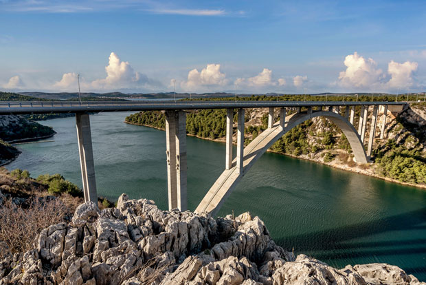 Преживео скок са моста високог 40 метара
