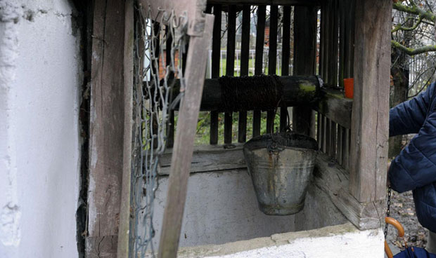 ТРАГЕДИЈА КОД ПРОКУПЉА: Скочила у бунар а муж за њом