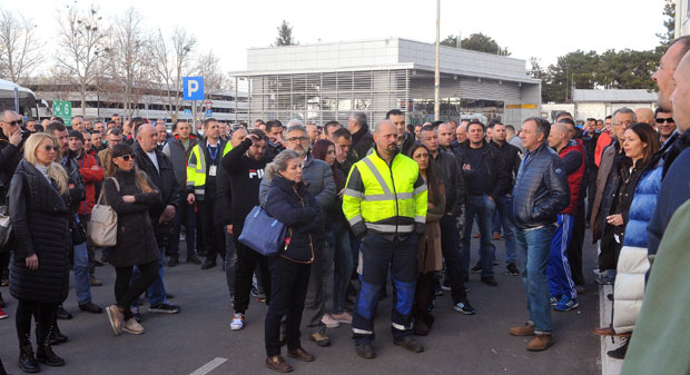 ПРОТЕСТ РАДНИКА АЕРОДРОМА: Ћар мали, а спорне отпремнине