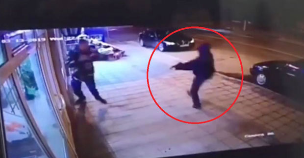 УЗНЕМИРУЈУЋИ СНИМАК: Нападач покушао да убије човека у Новом Пазару, живот му спасила једна ствар! (ВИДЕО)