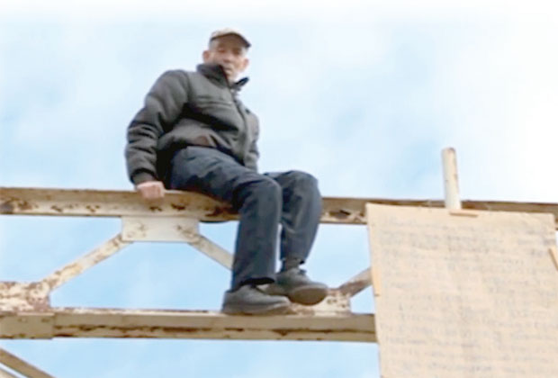 НОВИНАР ГА УБЕДИО ДА НЕ СКОЧИ: Очајан покушао да се убије због судског спора