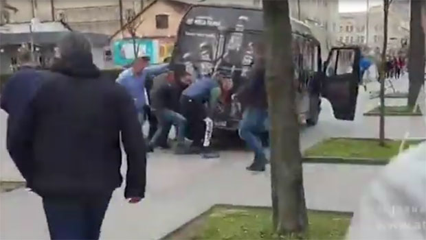 УЗНЕМИРУЈУЋИ ВИДЕО: Комбијем покосио жену на тротоару, пролазници дигли возило да је извуку