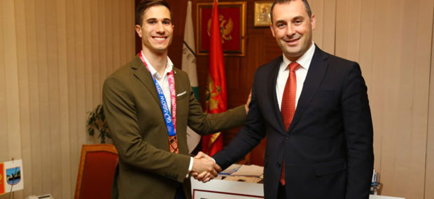 Родни град родитеља поштује бронзаног скакача