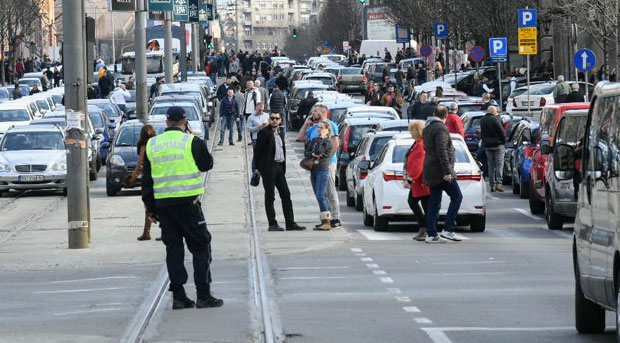 CARGO САОПШТИО: Група таксиста напала нашег члана, покушали да му преврну возило