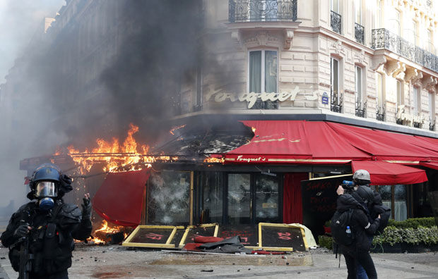 Париз поново у диму и сузавцу