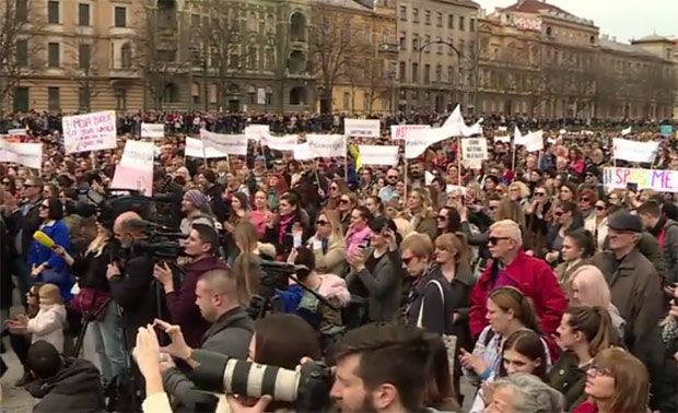 ВИШЕ ХИЉАДА ЉУДИ НА УЛИЦАМА ЗАГРЕБА: Протест против насиља #Спасиме, изашле и познате личности
