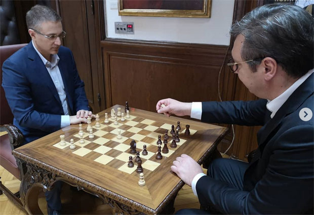 ФОТО: Вучић и Стефановић играју шах у Председништву Србије док траје опсада