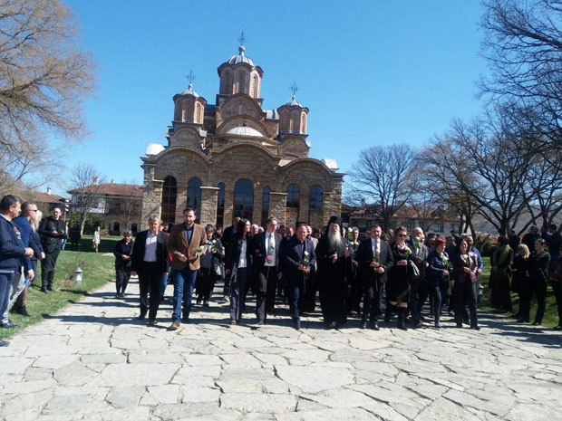 ВИШЕ СТОТИНА СРБА НА ПАРАСТОСУ У  ГРАЧАНИЦИ: Шетња у знак сећања на жртве погрома