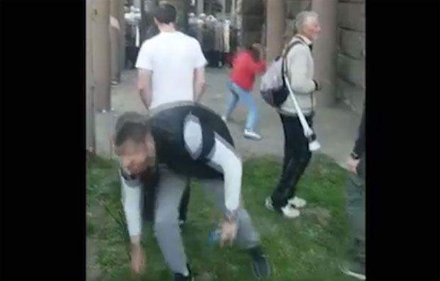 ЛЕТЕЛЕ КАМЕНИЦЕ И ФЛАШЕ: Погледајте снимак напада на полицајце испред 29.новембра